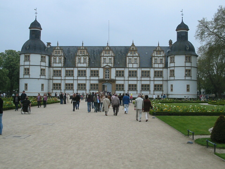 Wir wandern jetzt zum Ziel nach Schloß Neuhaus